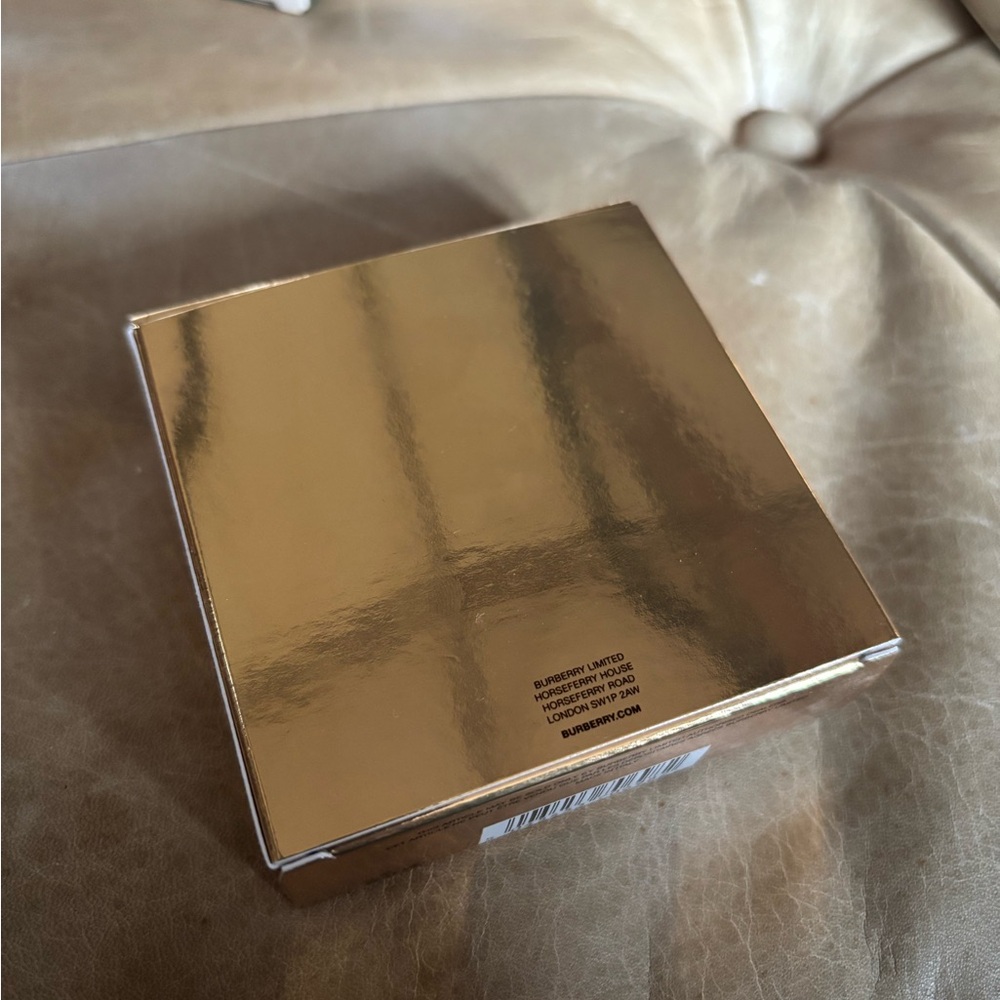 Burberry Gold Glow Fragranced Luminising Powder - Picture 3 of 6